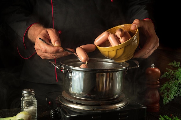 Bucătar pregătind o rețetă